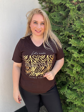 CARNICKY S/S V-NECK REG TEE JRS  Coffee Bean/Foil zebra