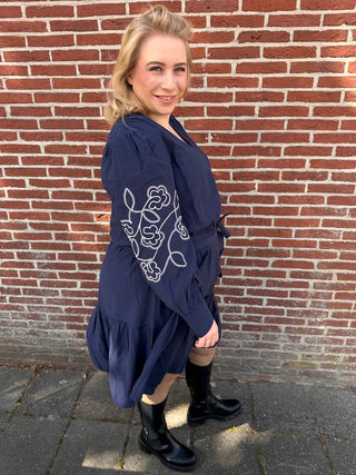 VMCANYA LS EMB SHORT DRESS WVN CUR Navy Blazer/Cloud