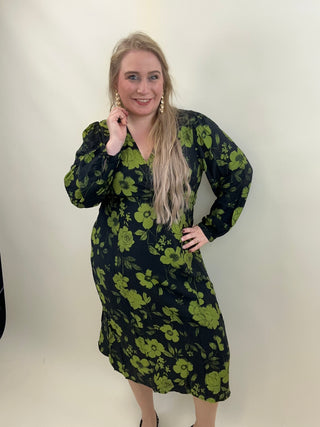 CARCAMILLE L/S V-NECK MIDAXI DRESS AOP Black Cardamom flowers