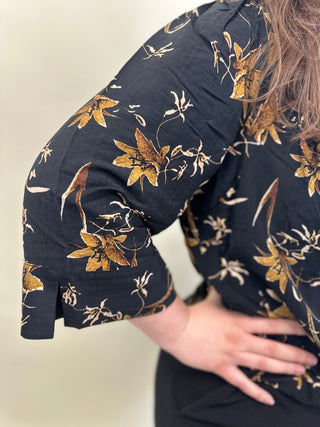 CARCAMILLE 3/4 V-NECK FLOWER TOP AOP Black/Lily flowe