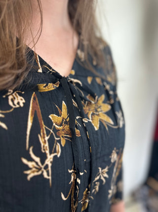 CARCAMILLE 3/4 V-NECK FLOWER TOP AOP Black/Lily flowe